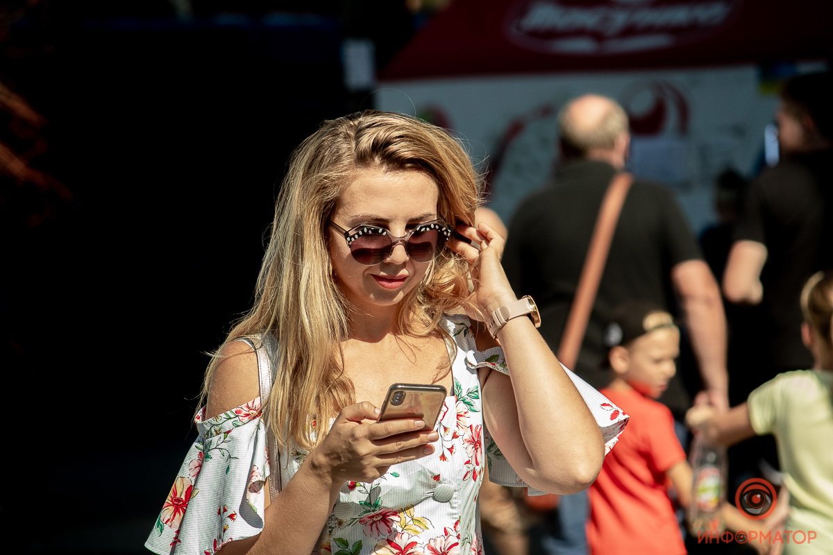 С телефоном у нас отношения серьезные. Я с ним ем. Я с ним сплю. Я на него надышаться не могу