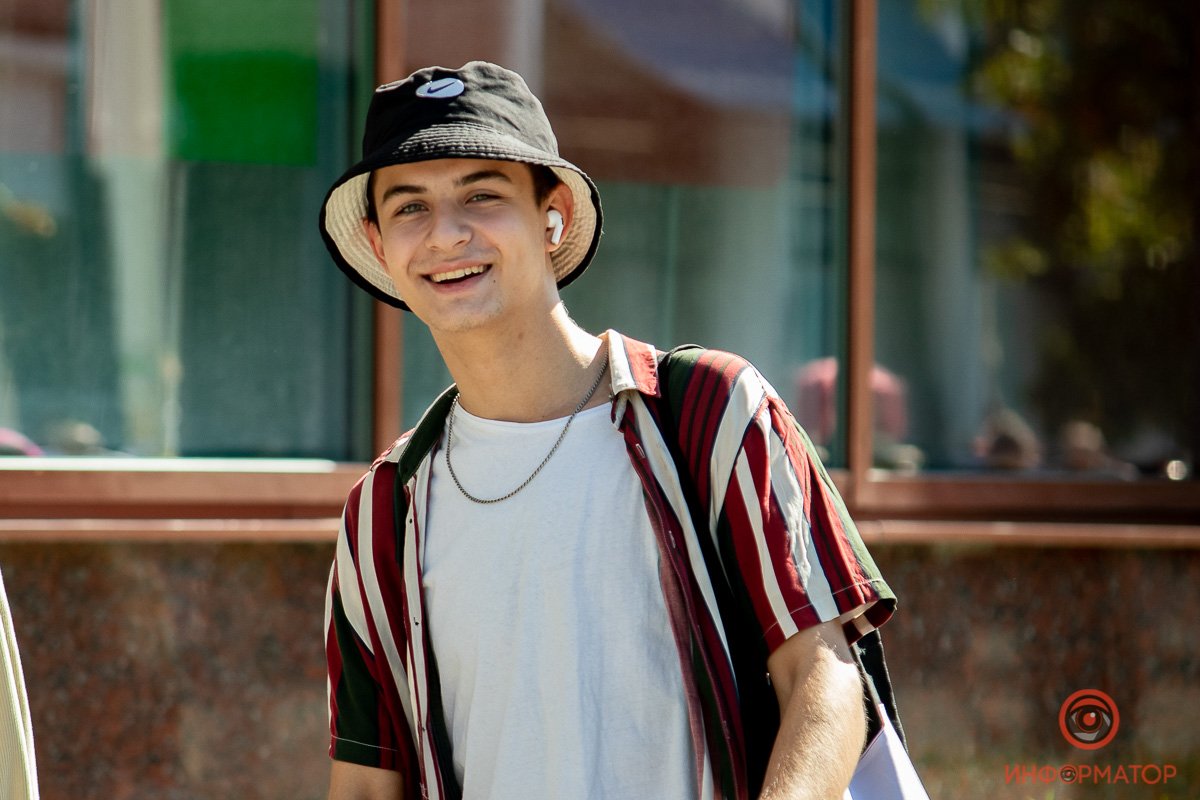 На минутку показалось, что от вашей улыбки мир стал светлее :)