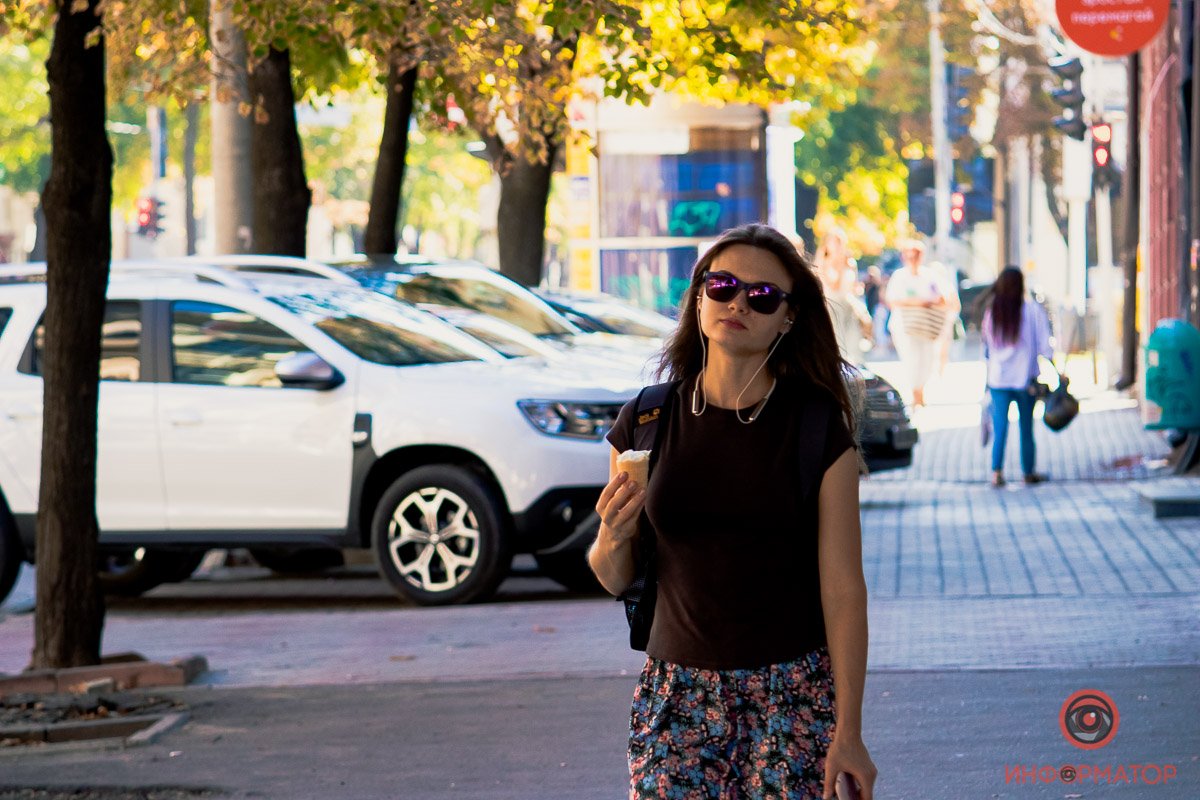 Телефон, наушники, мороженое в руках, пара минут свободного времени - и пусть весь мир подождет