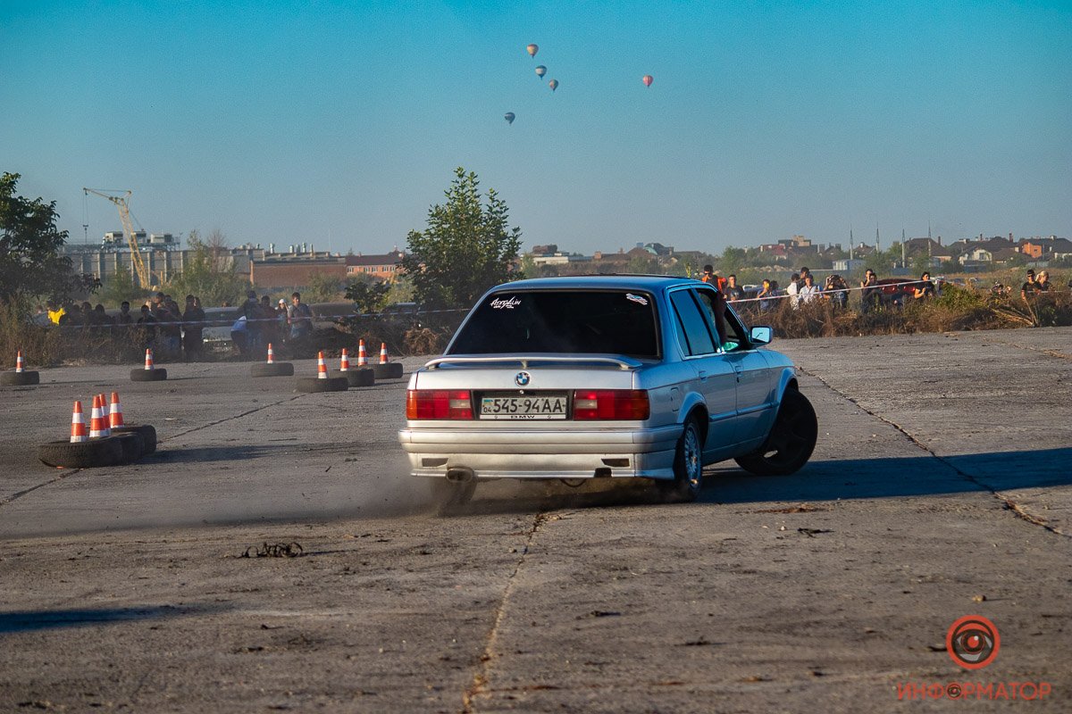 На фоне летали воздушные шары На фоне летали воздушные шары