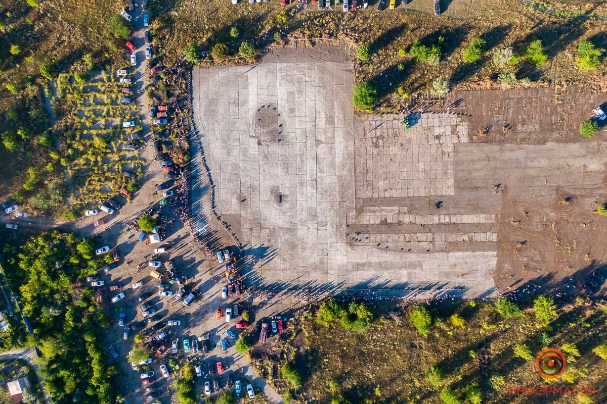 Сотню людей вокруг трассы Сотню людей вокруг трассы