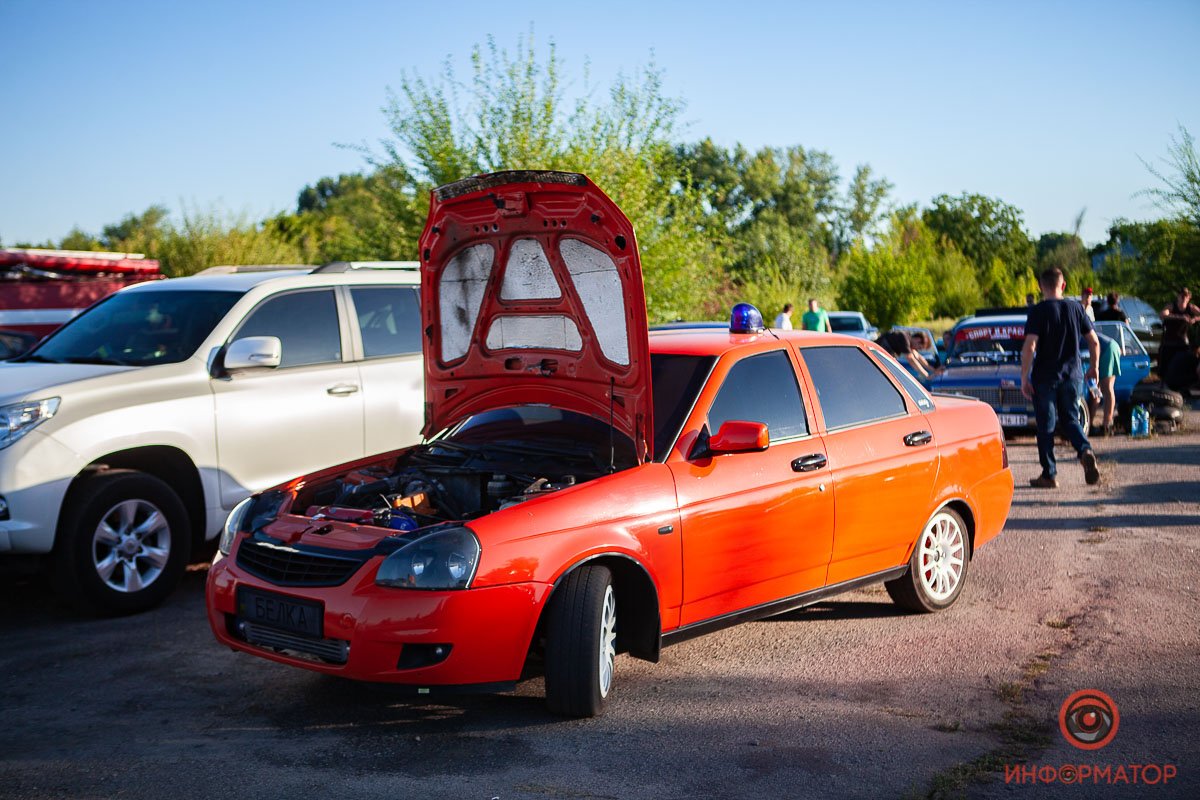 На парковке также собрались необычные авто На парковке также собрались необычные авто