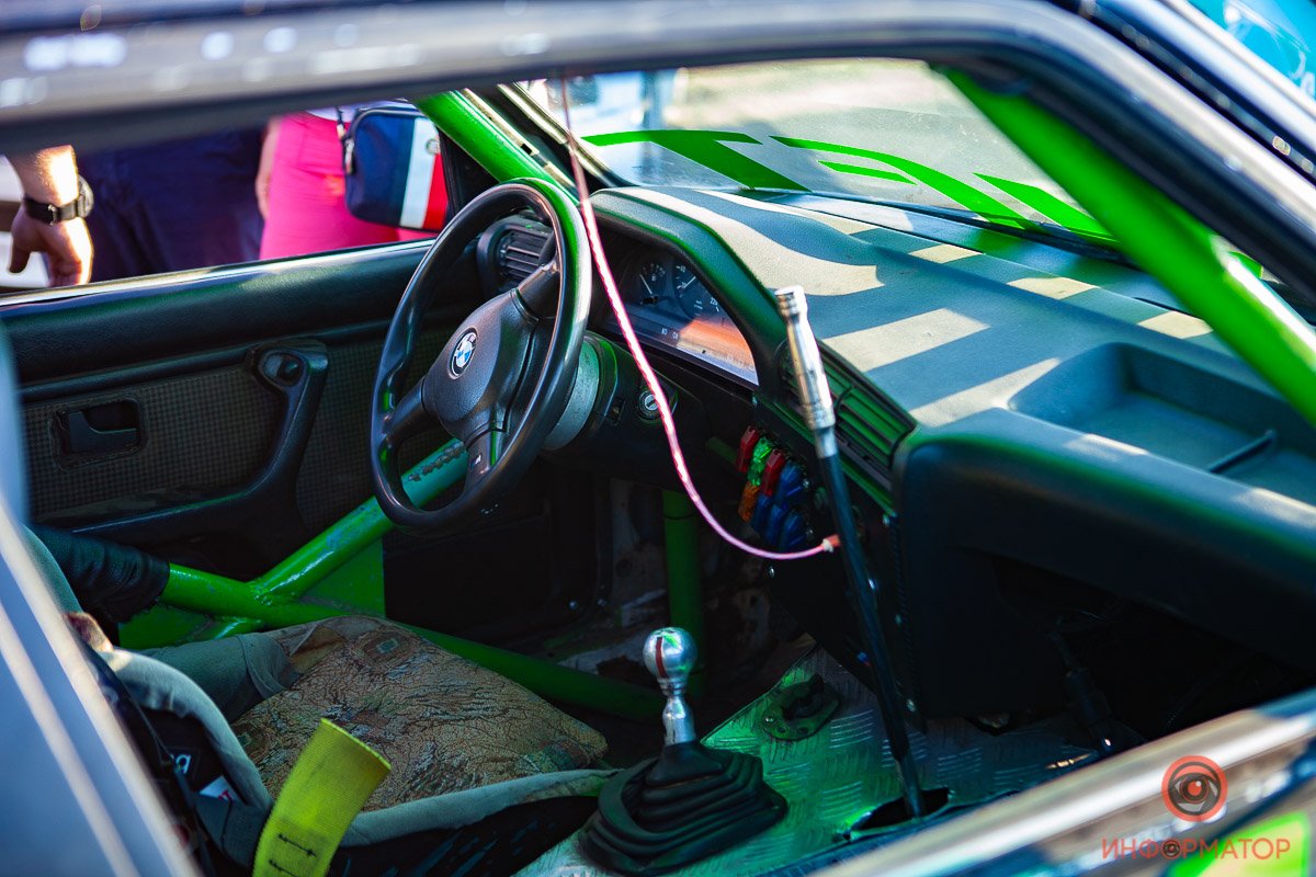 Суровый гоночный салон Суровый гоночный салон