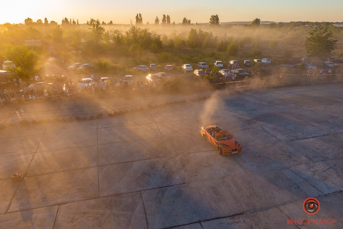 Дым, закат и запах жженой резины Дым, закат и запах жженой резины