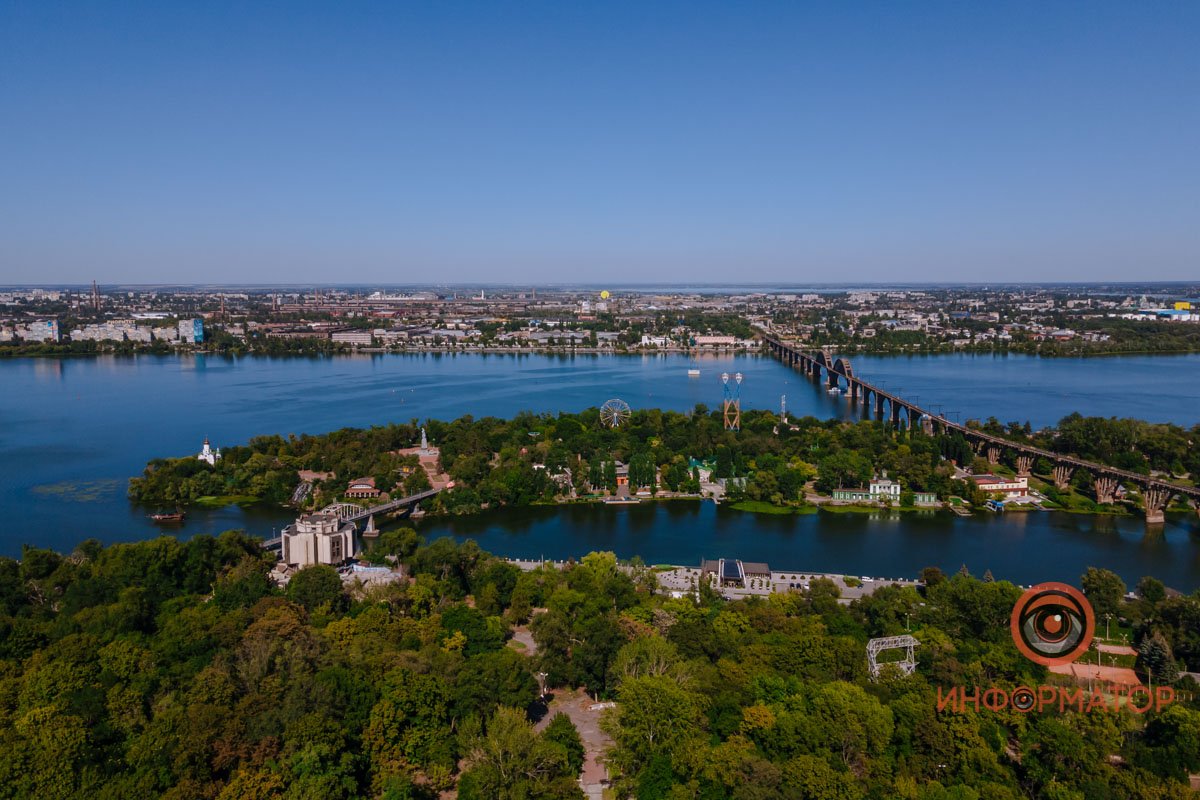 И в самом центре колесо обозрения И в самом центре колесо обозрения