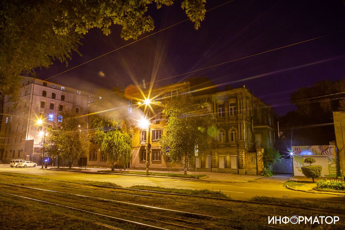 Сливается с листьями Сливается с листьями