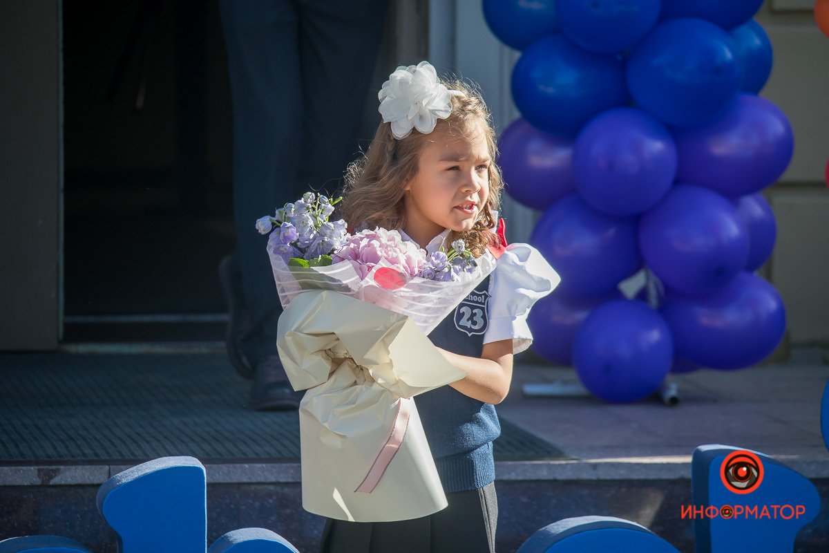 Такой маленький зайчик и такой большой букет Такой маленький зайчик и такой большой букет