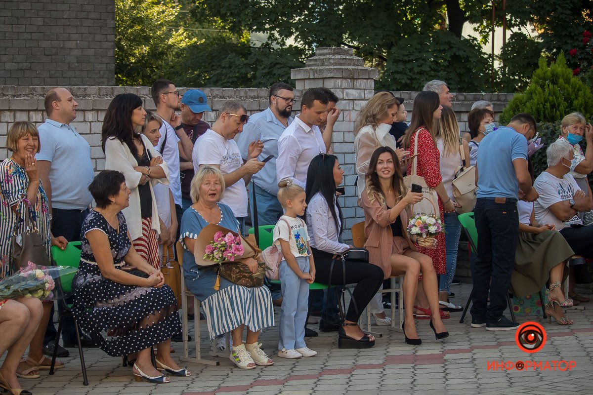 Родители наблюдают издалека Родители наблюдают издалека