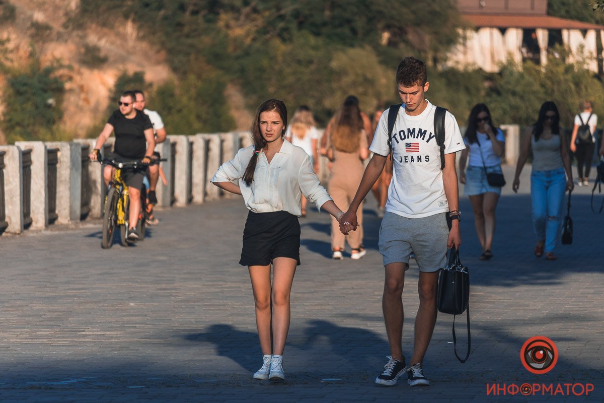 Тяжелая сумка, груженная учебниками 