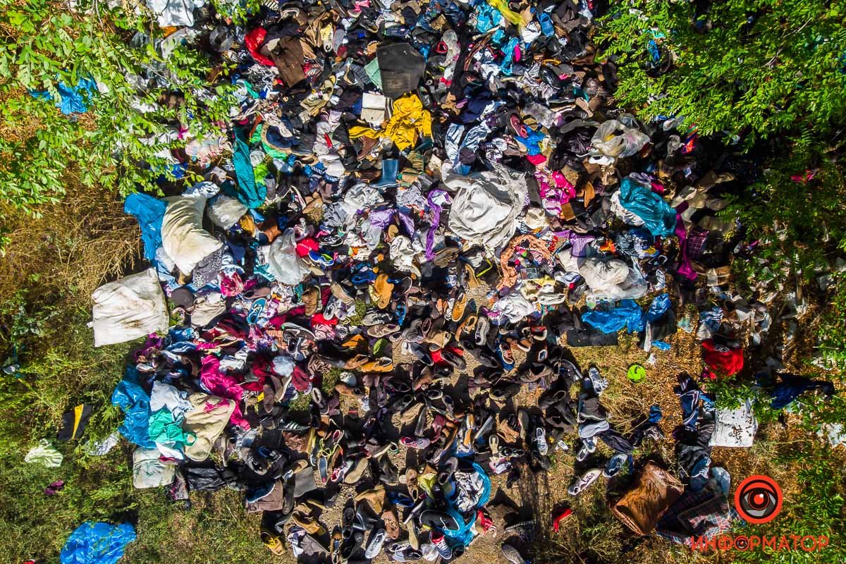 Очевидцы предполагают, что выгрузили фуру из секонд-хенда Очевидцы предполагают, что выгрузили фуру из секонд-хенда