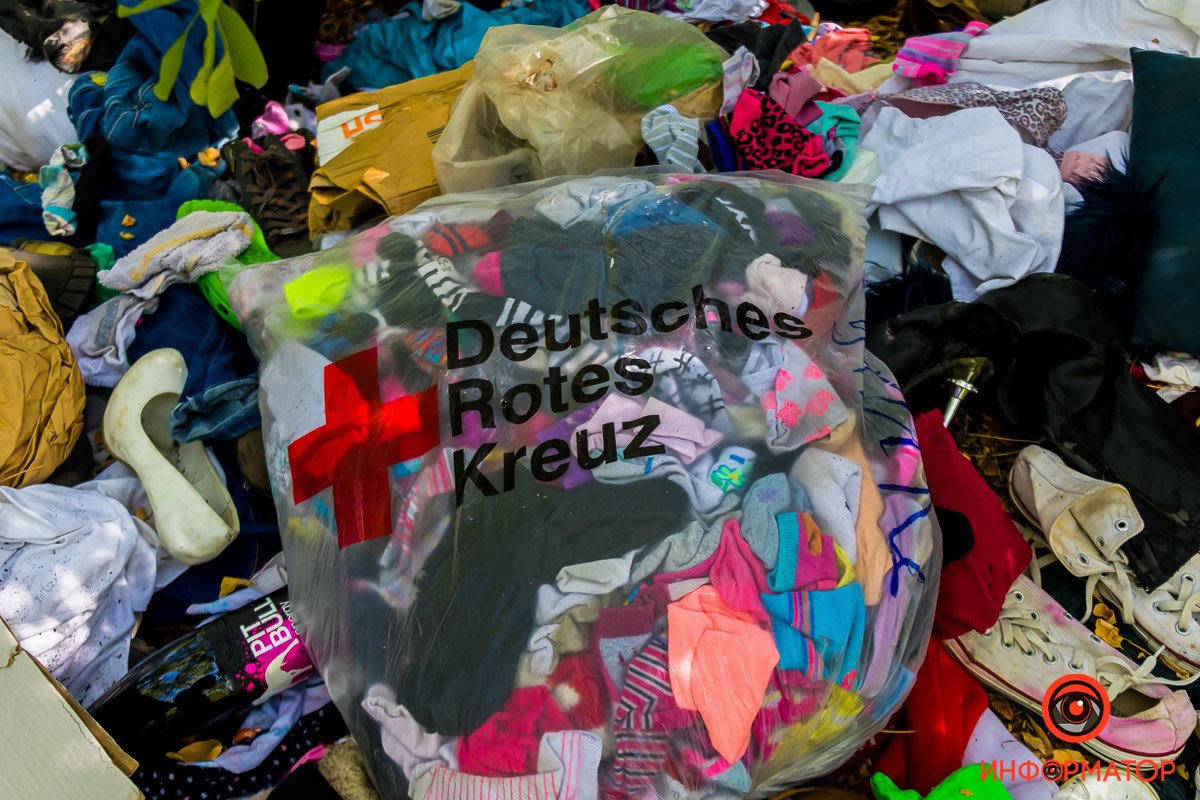 Вещи, упакованные в мешок Красного Креста Вещи, упакованные в мешок Красного Креста