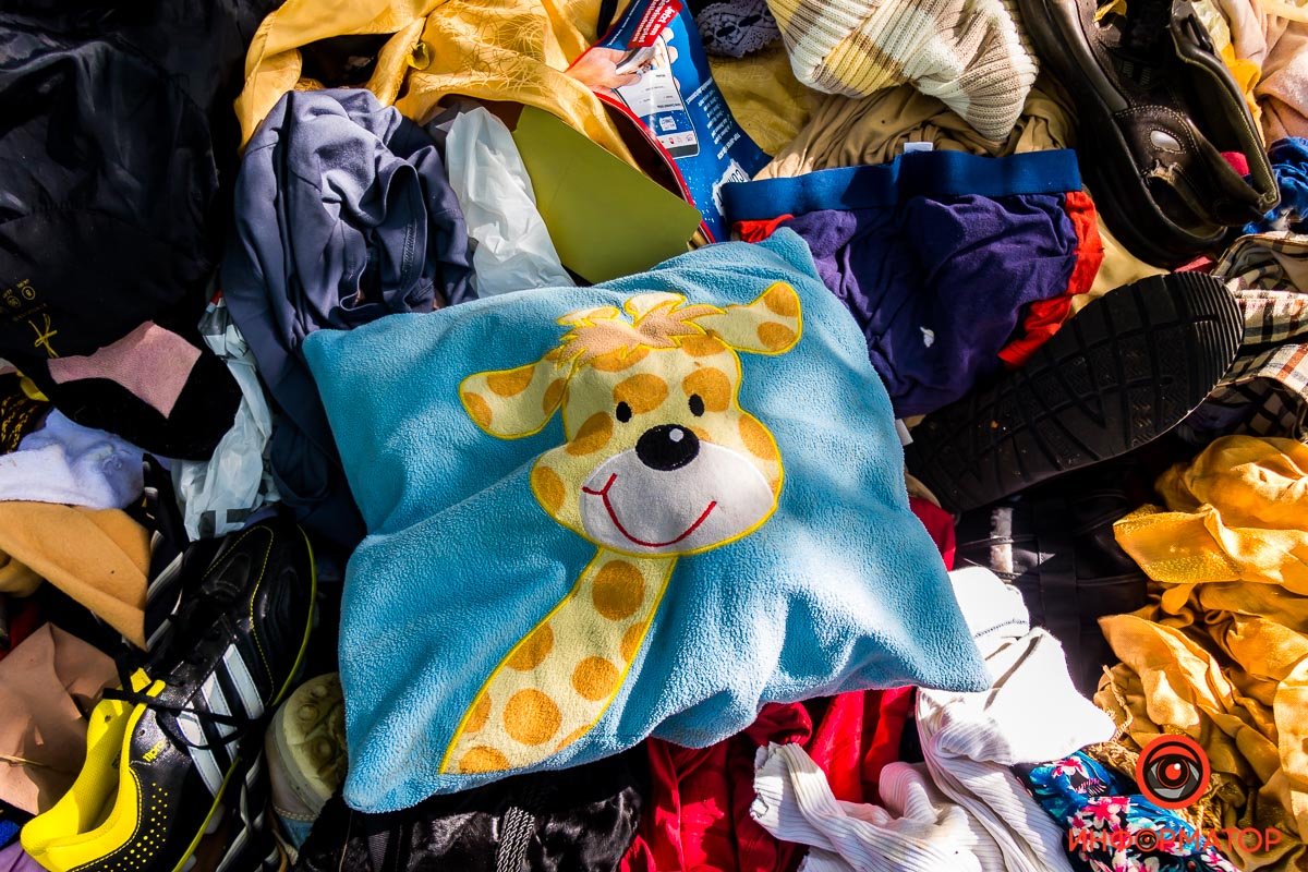 Жираф грустно улыбается с ненужной, но забавной подушки Жираф грустно улыбается с ненужной, но забавной подушки