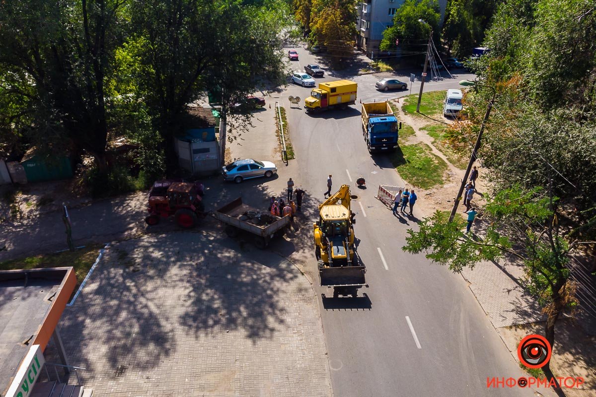 Коммунальщики приехали менять крышку люка