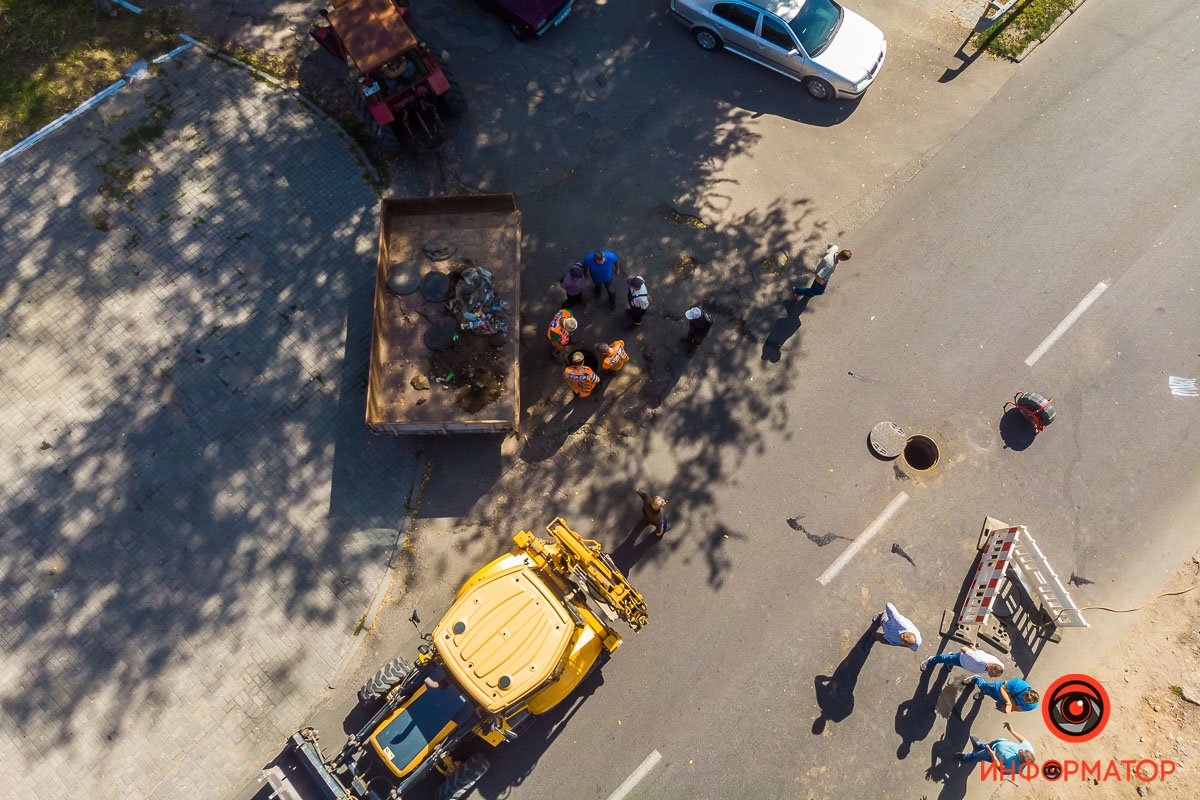 Рабочие увидели трещину в грунте 