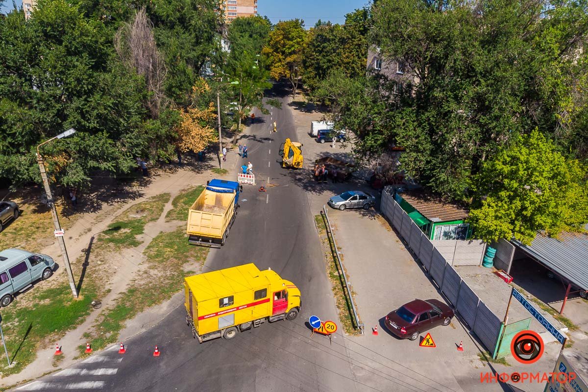 Бригада коммунальщиков работает на перекрестке Сечевых Стрельцов и Филиппа Орлика