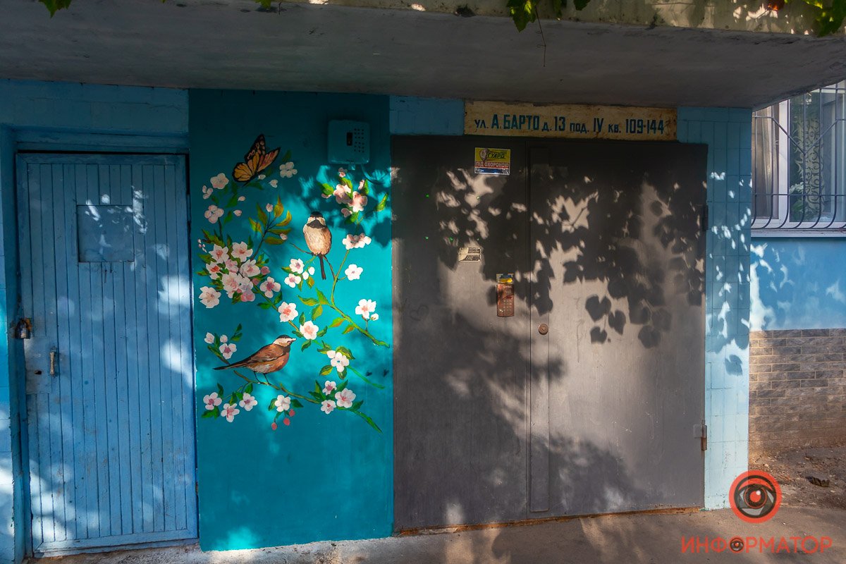 Подъезд дома №13 по улице Агнии Барто заиграл новыми красками Подъезд дома №13 по улице Агнии Барто заиграл новыми красками
