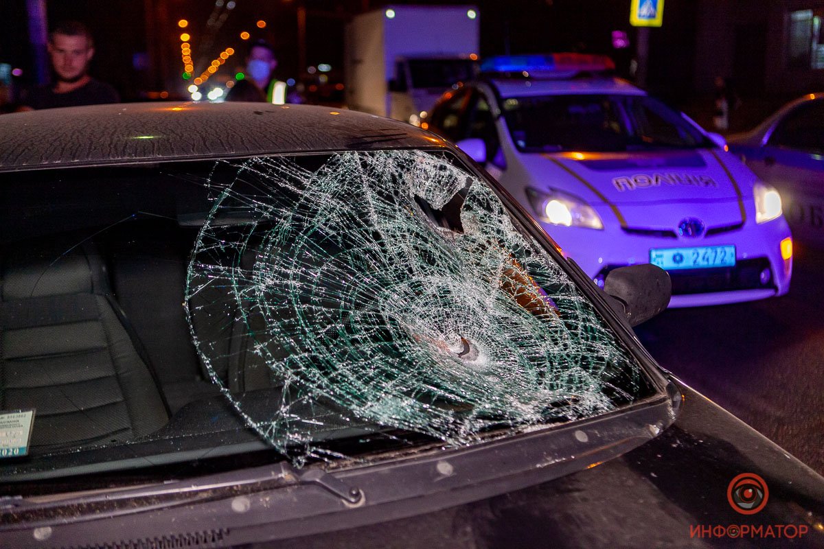 Двое мужчин перебегали дорогу в неположенном месте