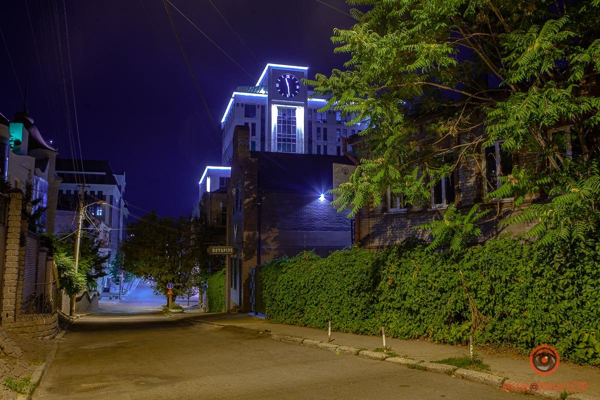 При свете Луны и фонарей При свете Луны и фонарей