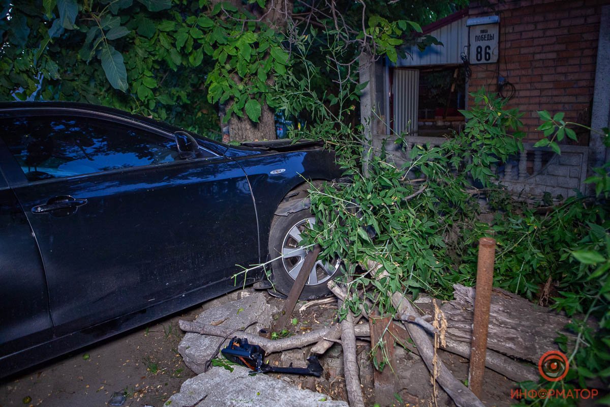 Toyota влетела в забор дома № 86 Toyota влетела в забор дома № 86