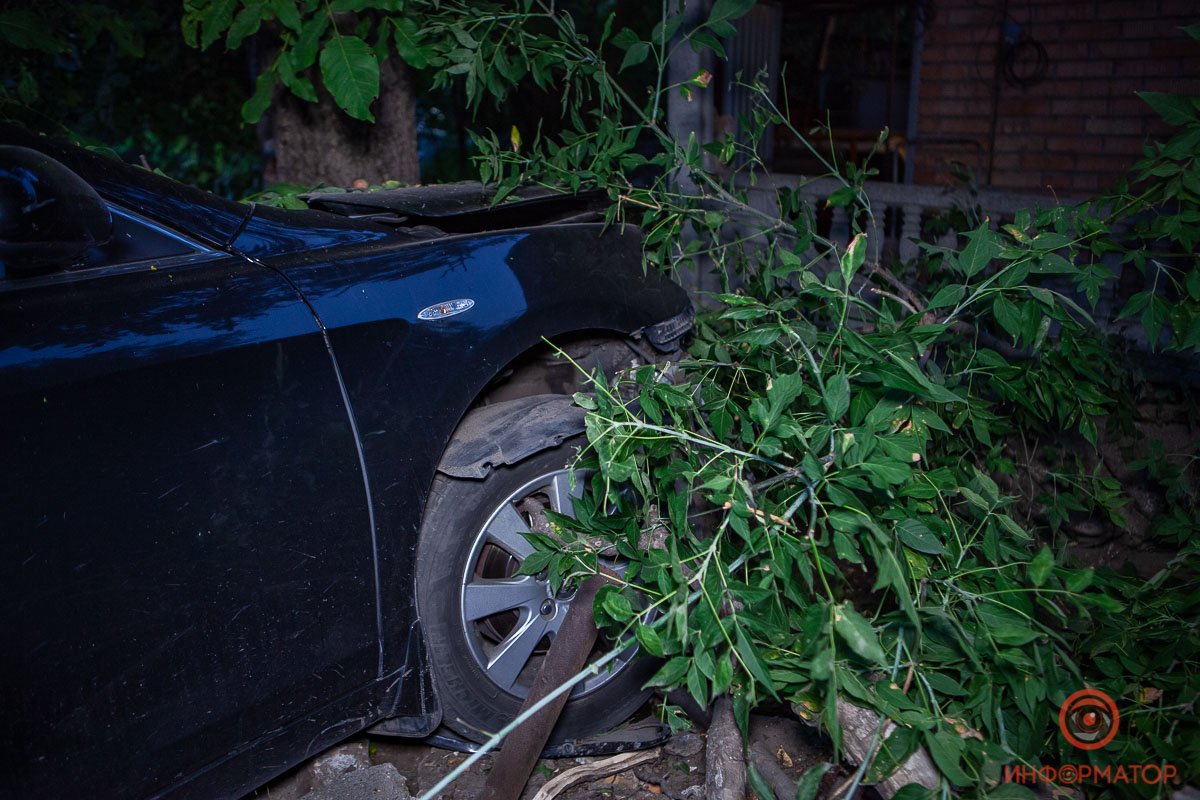 В салоне авто находились 4 человека: двое парней и 2 девушки В салоне авто находились 4 человека: двое парней и 2 девушки