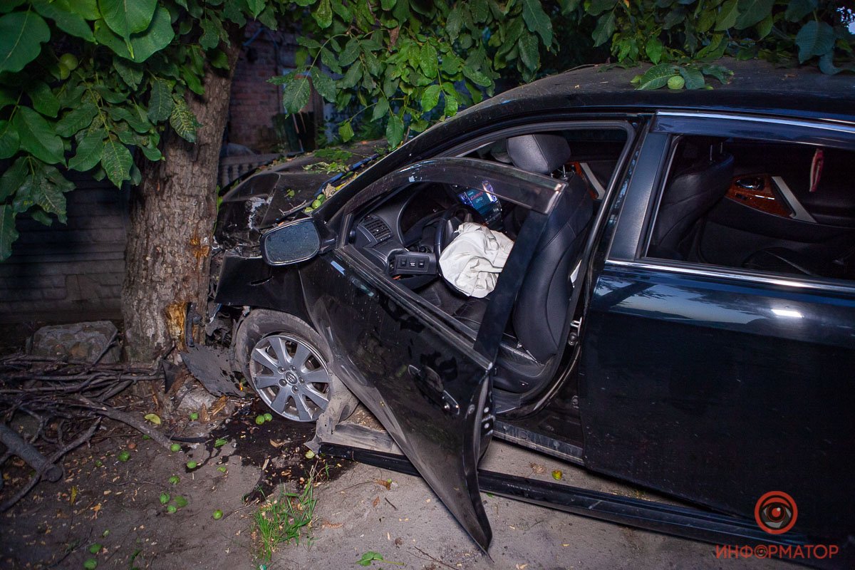 В аварии пострадала одна из двух девушек В аварии пострадала одна из двух девушек