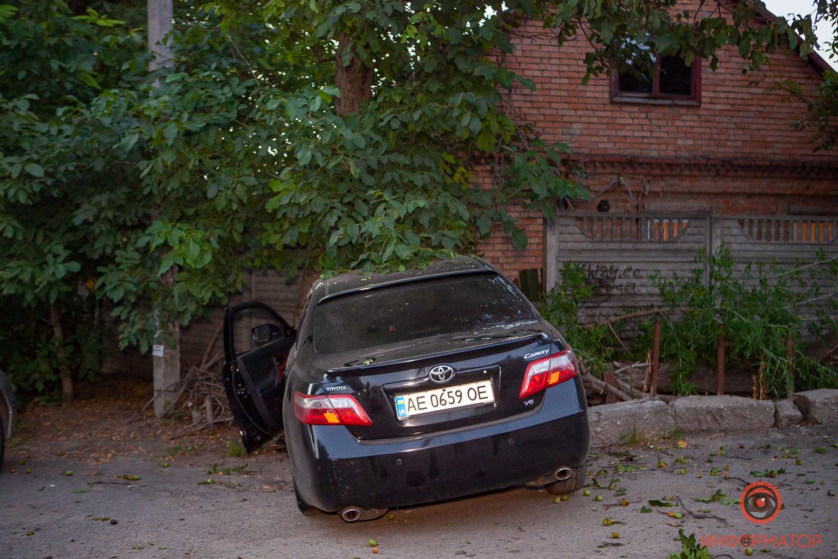 Двое других пассажиров также покинули место аварии Двое других пассажиров также покинули место аварии