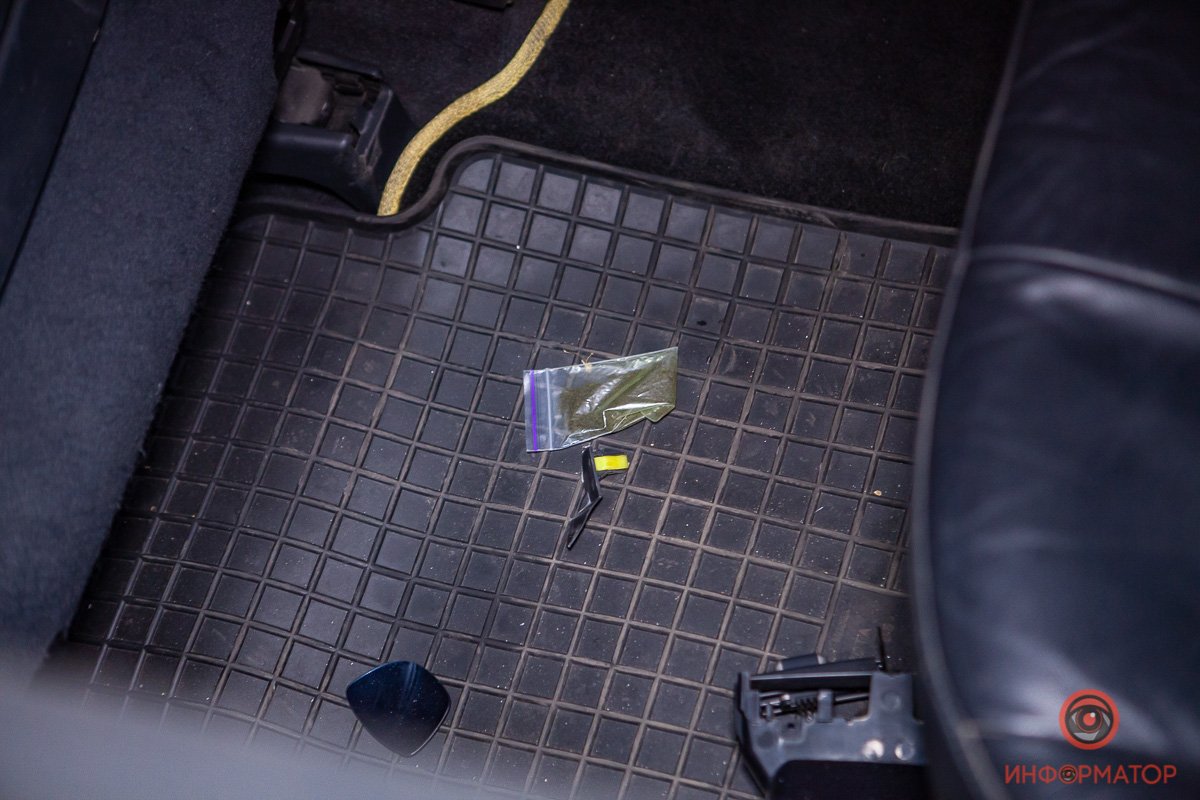 Пакетик с неизвестным веществом в салоне Пакетик с неизвестным веществом в салоне