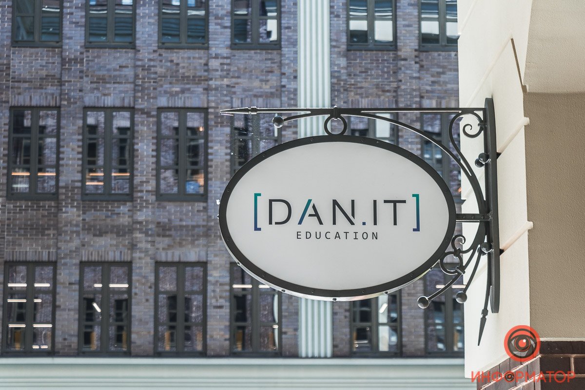 От новичка до профи: в Днепре открылся инновационный IT-колледж 11