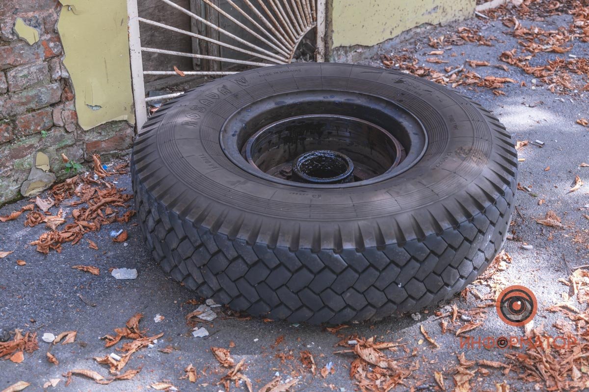 Колесо отлетело в витрину магазина