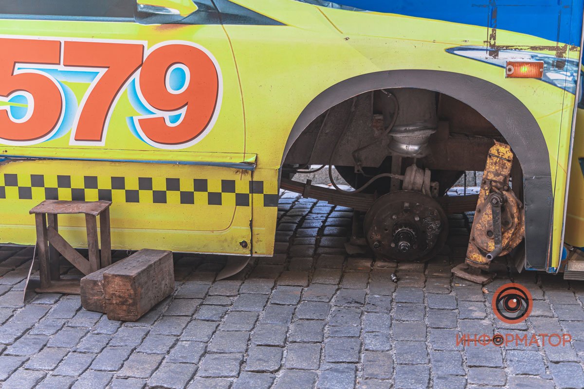 На место уже приехала обслуживающая бригада