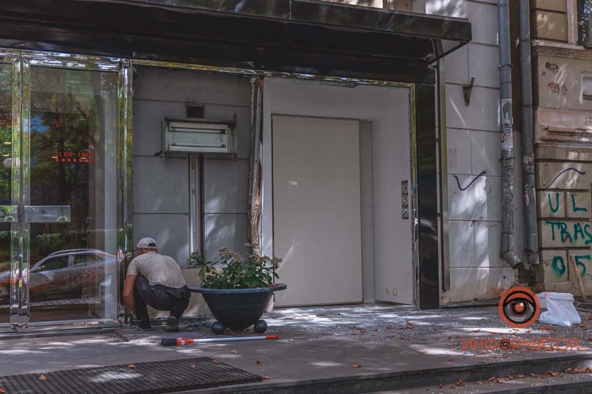 Убирают осколки