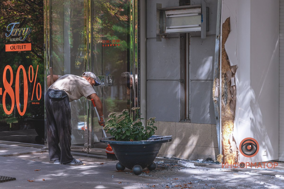 По словам очевидцев, припаркованные машины колесо не повредило