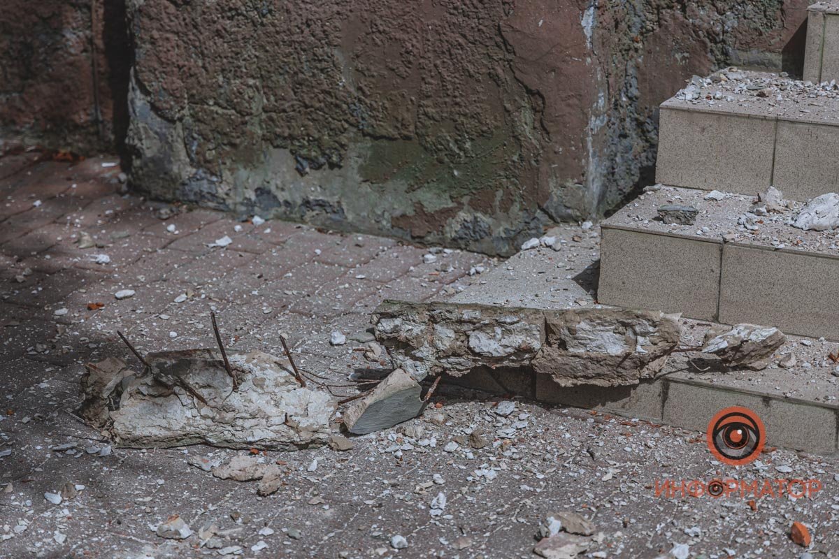 Из кусков бетона торчат острые железные крепления