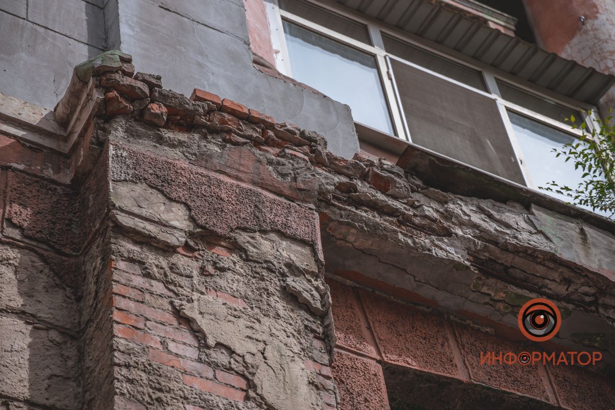 Фасад рушится на уровне второго этажа