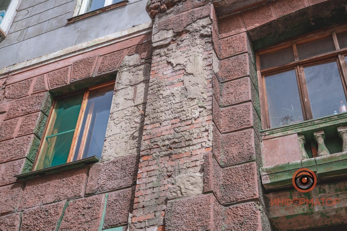 Уже виден кирпич