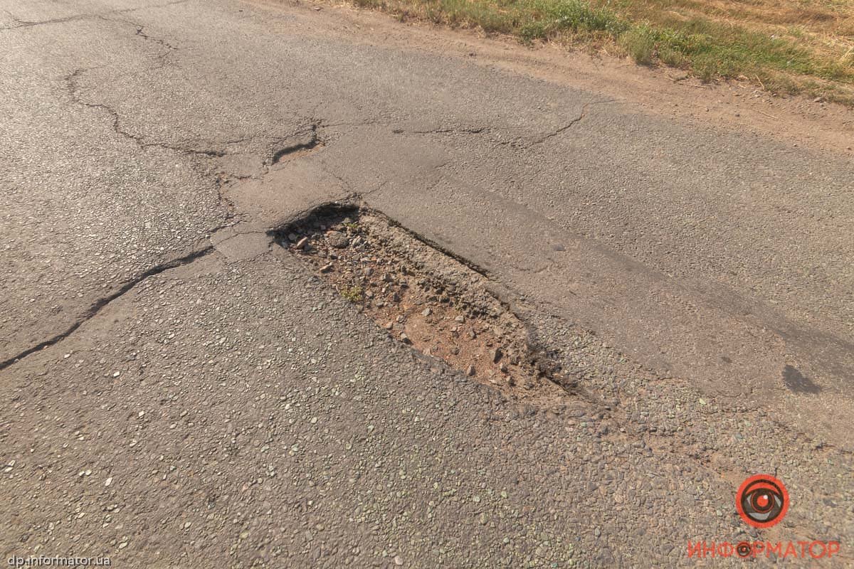 Под Днепром Toyota наехала на яму и порезала два колеса 1