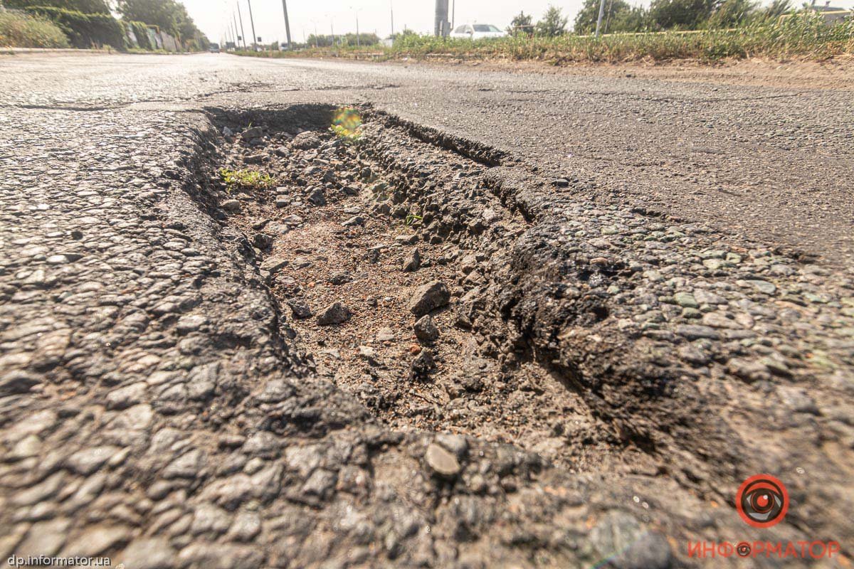 Под Днепром Toyota наехала на яму и порезала два колеса 2