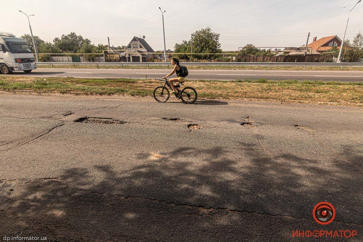 Под Днепром Toyota наехала на яму и порезала два колеса 3