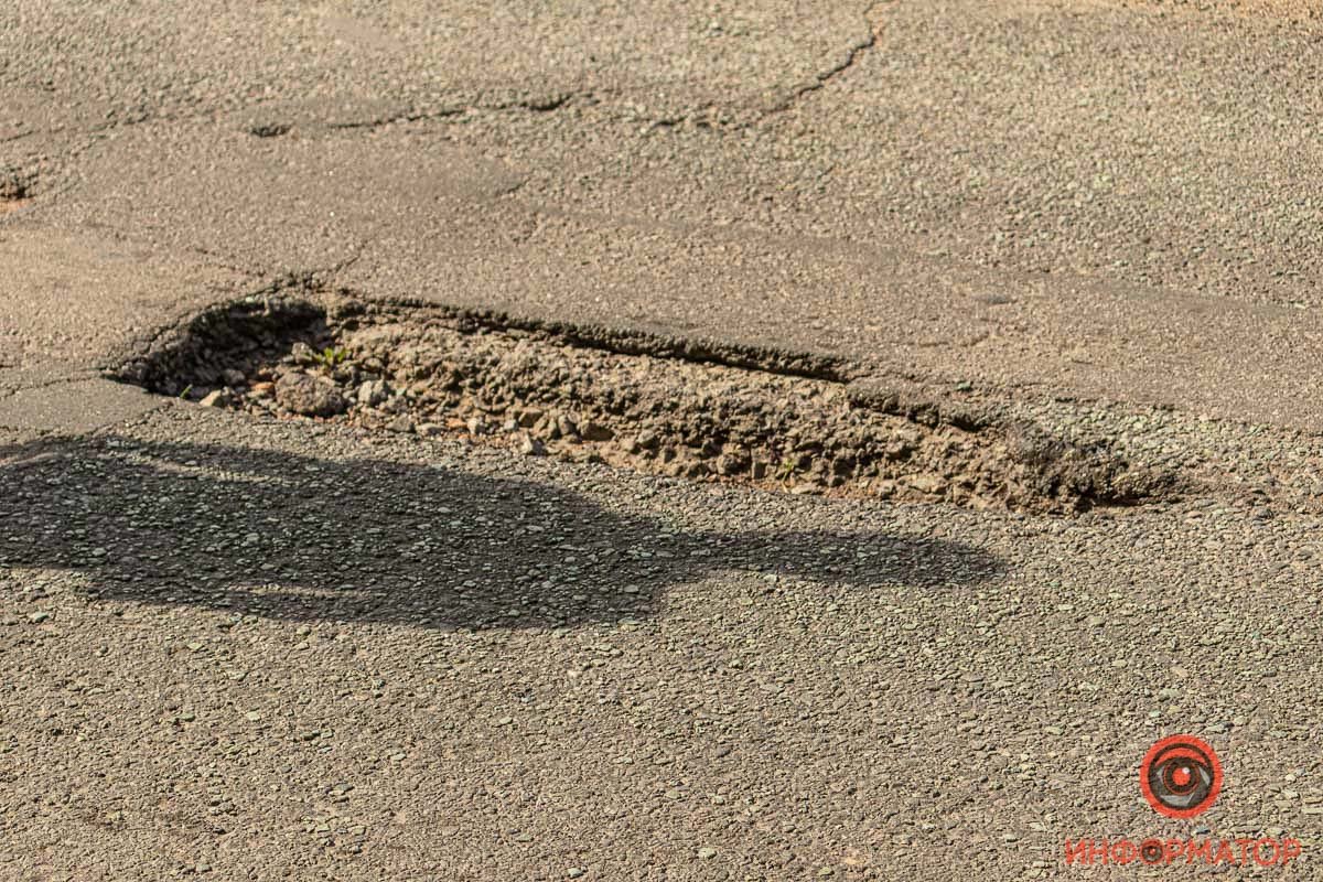 Под Днепром Toyota наехала на яму и порезала два колеса 4