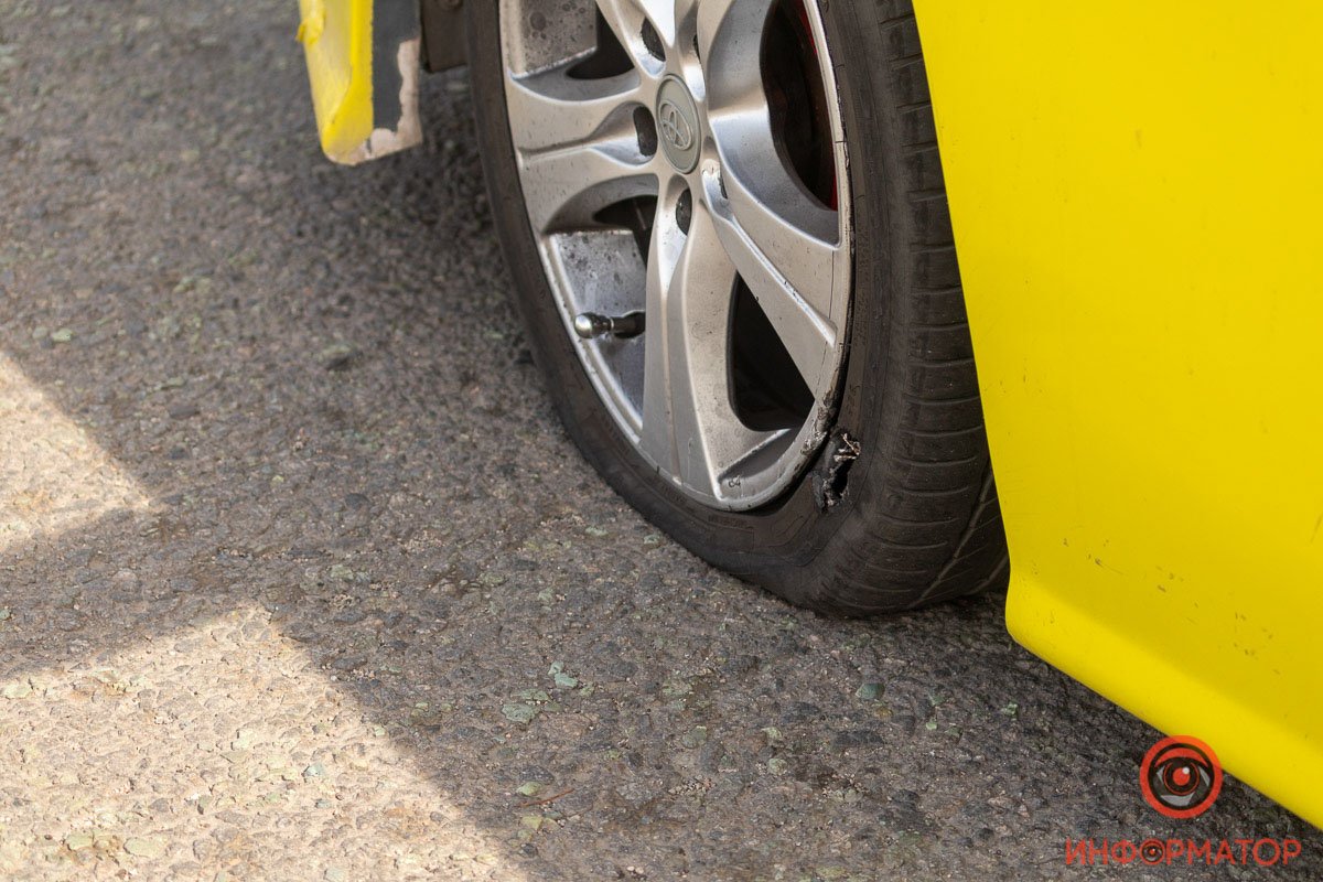 Под Днепром Toyota наехала на яму и порезала два колеса 5