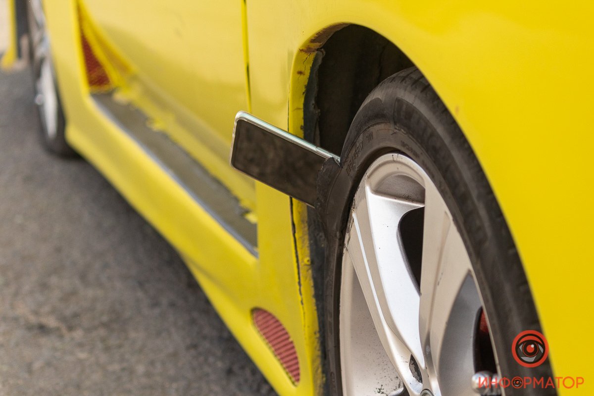 Под Днепром Toyota наехала на яму и порезала два колеса 6