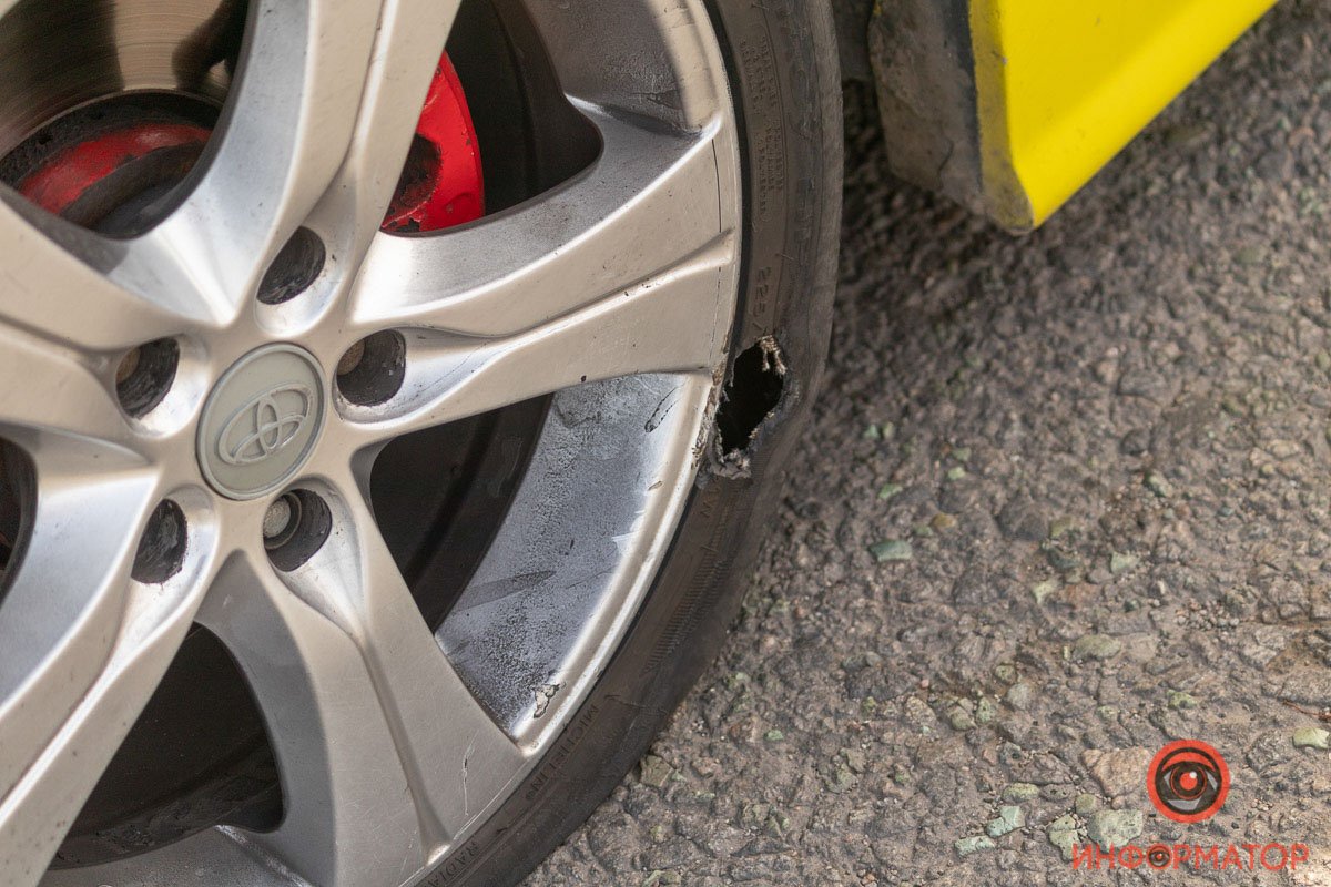 Под Днепром Toyota наехала на яму и порезала два колеса 7