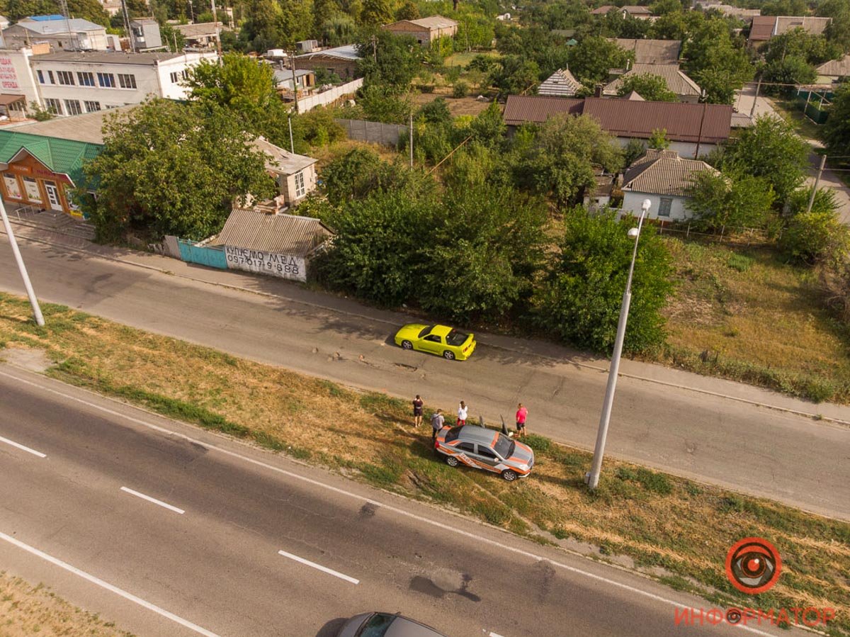 Под Днепром Toyota наехала на яму и порезала два колеса 8