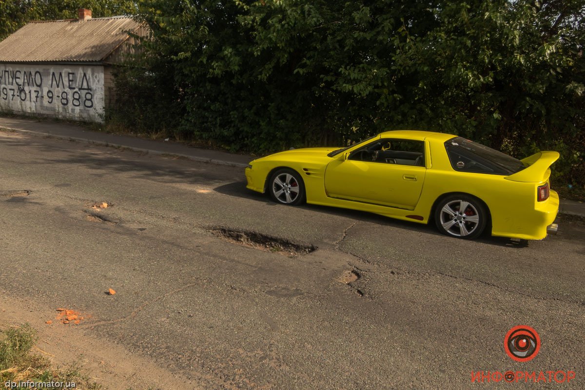 Под Днепром Toyota наехала на яму и порезала два колеса 9