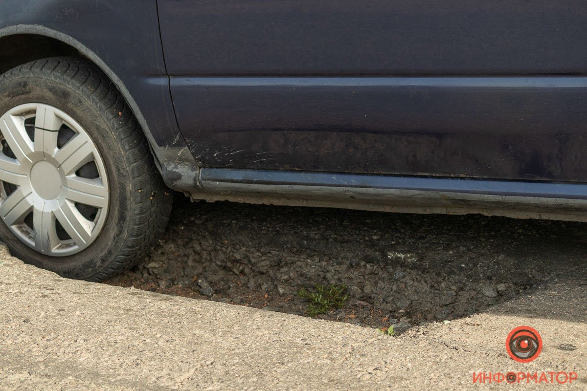 Под Днепром Toyota наехала на яму и порезала два колеса 10