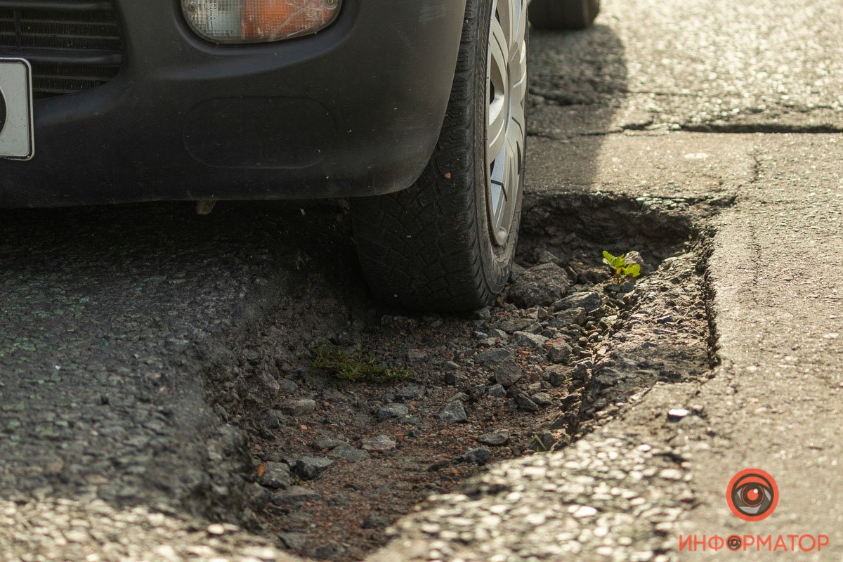 Под Днепром Toyota наехала на яму и порезала два колеса 11