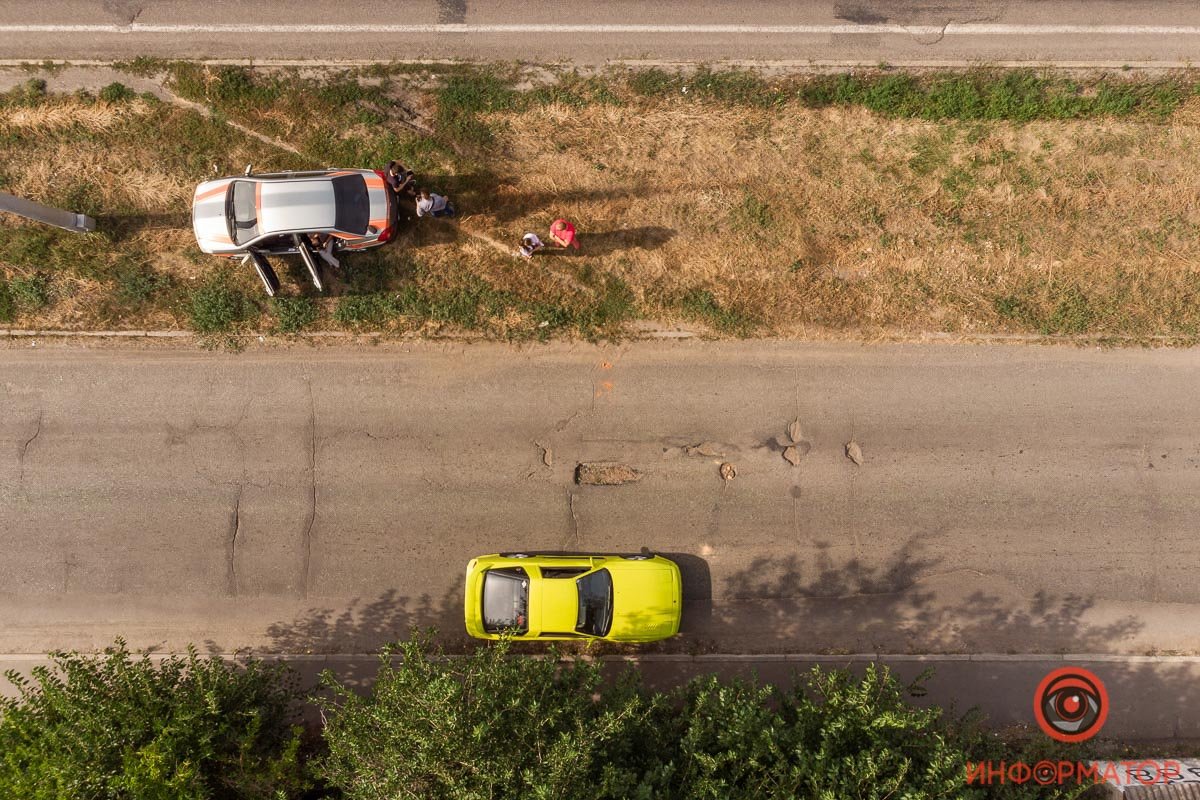 Под Днепром Toyota наехала на яму и порезала два колеса 12