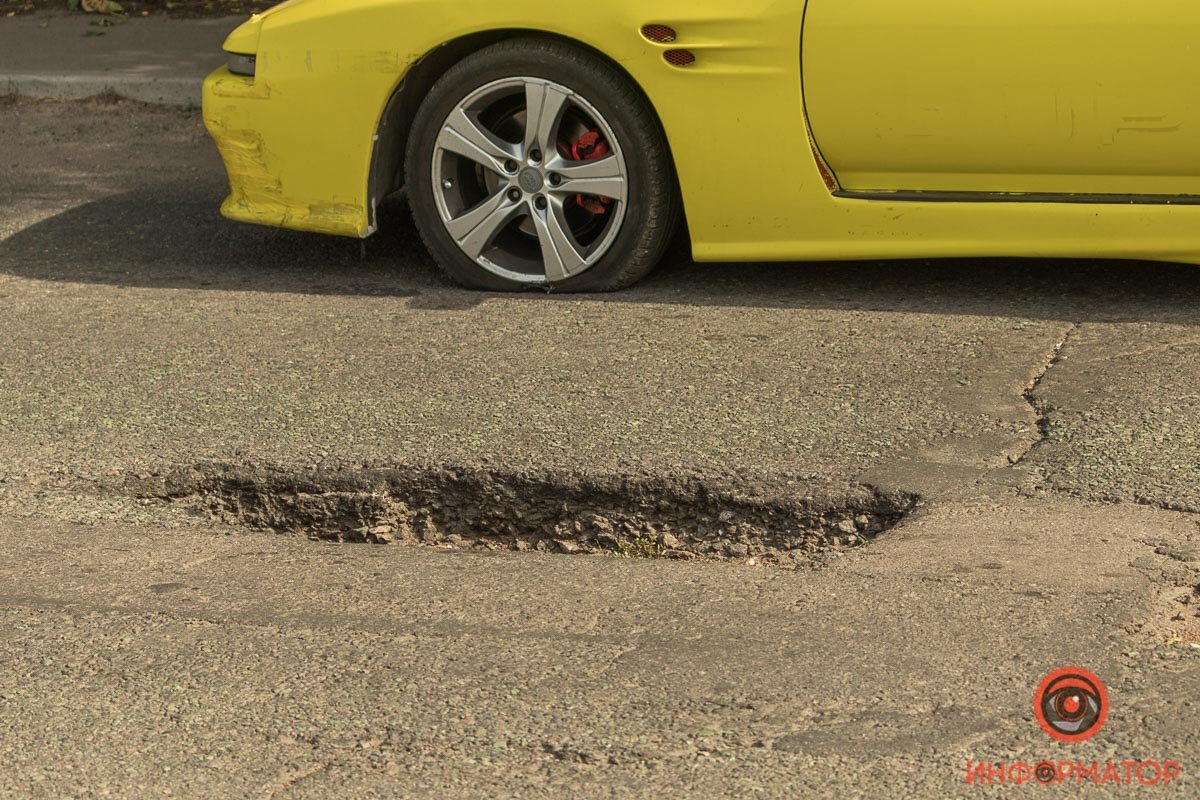 Под Днепром Toyota наехала на яму и порезала два колеса 13