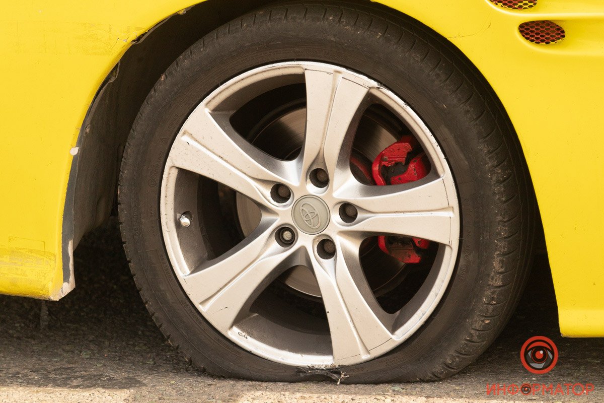 Под Днепром Toyota наехала на яму и порезала два колеса 14