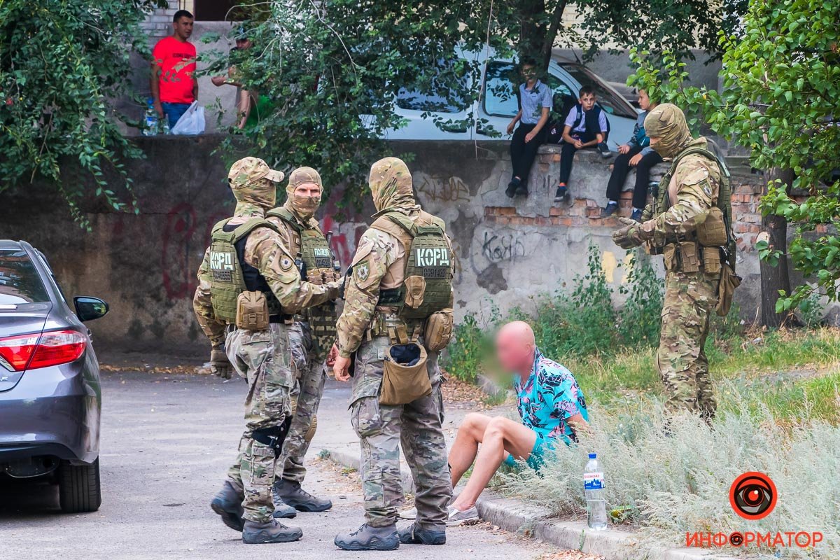 В Днепре на Красном Камне сотрудники КОРД провели задержание 3